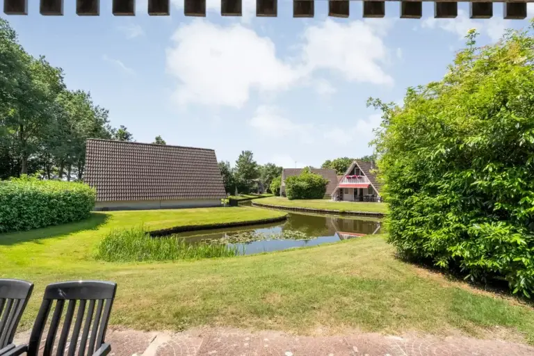Rustige waterpartij bij Casa Cadans in Gramsbergen